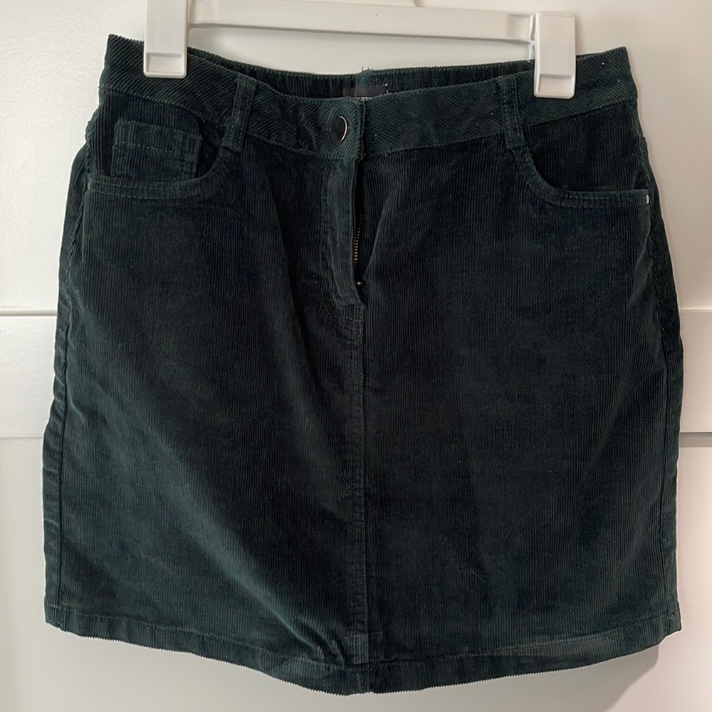 Dorothy Perkins dark green corduroy skirt, size US 8. NWT